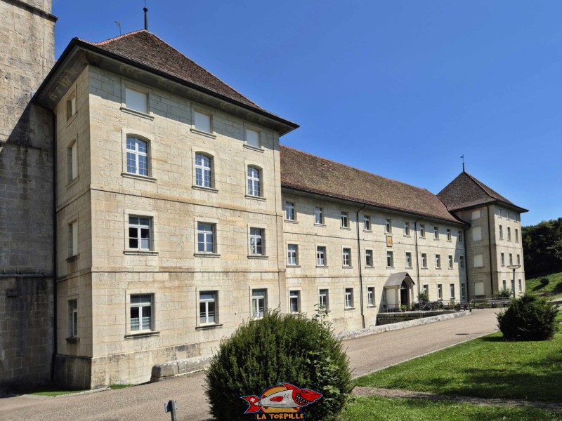 La façade ouest du cloître depuis l'extérieur. Cloître. L'abbaye de Bellelay, Commune de Saicourt, Jura bernois.