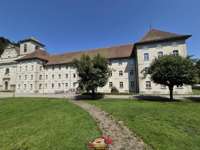 La façade ouest du cloître depuis l'extérieur. Cloître. L'abbaye de Bellelay, Commune de Saicourt, Jura bernois.