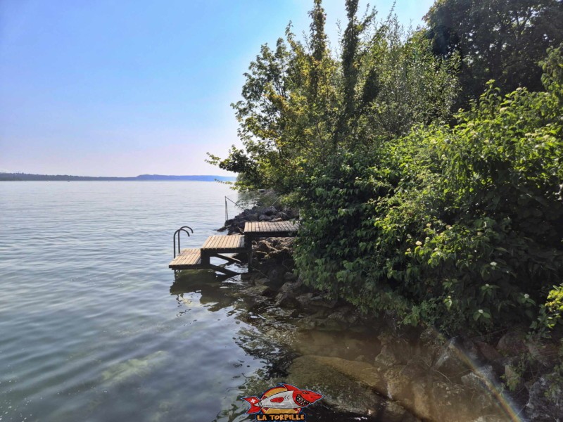 Plusieurs pontons en bois munis d'une échelle permettent d'accéder au lac facilement.