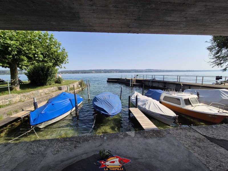 Le petit port d'Alfermée. Plage du Port Alfermée, Douanne-Daucher, Twann-Tüscherz.