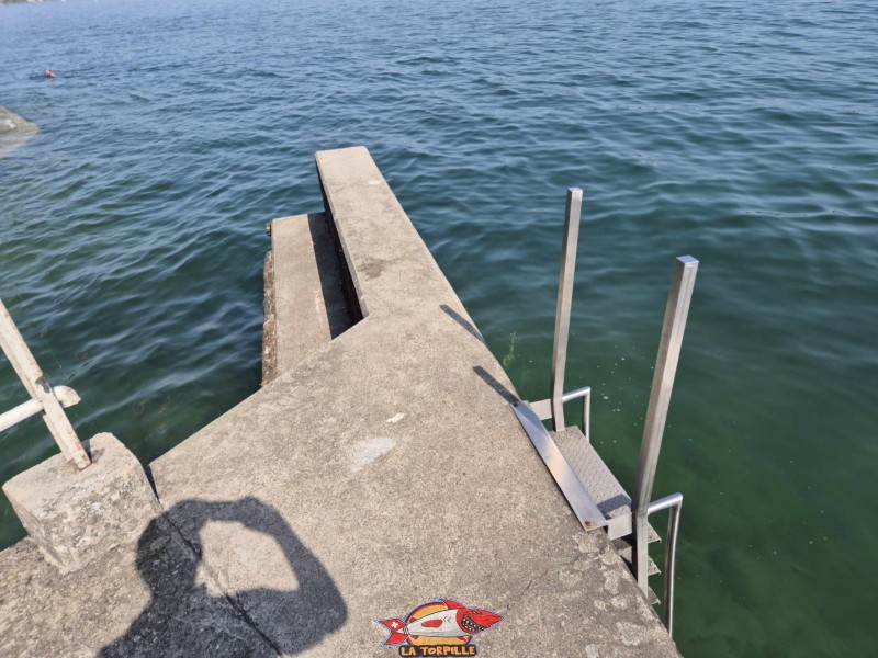 L'échelle, au bout du ponton, qui permet d'accéder au lac. Plage du Port Alfermée, Douanne-Daucher, Twann-Tüscherz.