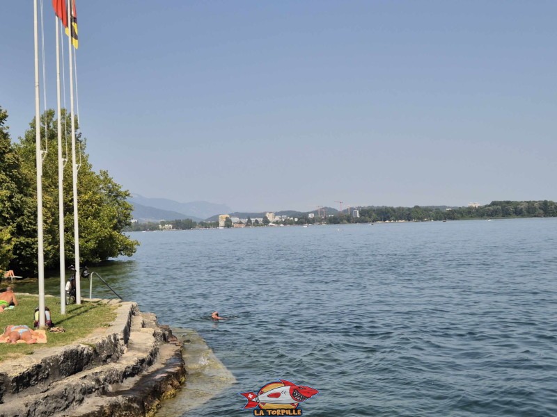 La vue sur le lac de Bienne. Sur la gauche, la ville de Bienne. Plage du Port Alfermée, Douanne-Daucher, Twann-Tüscherz.