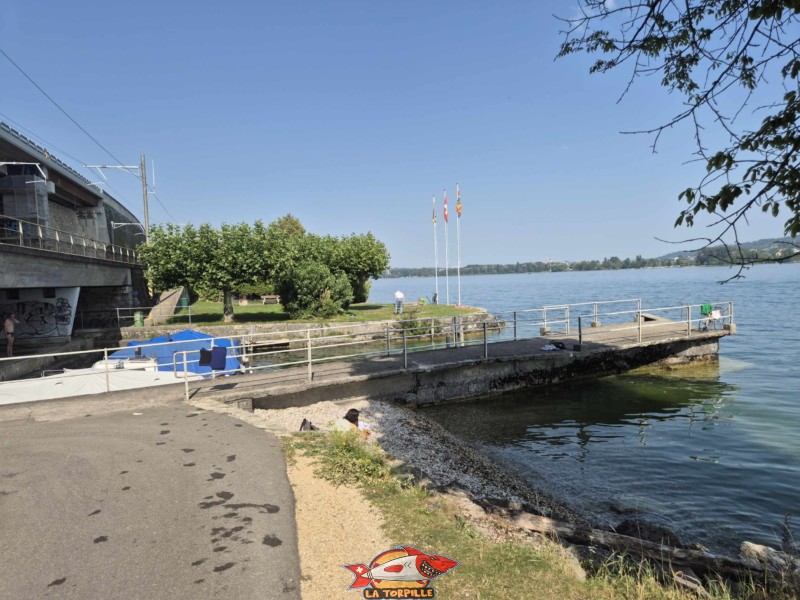 Le ponton du port et la zone de galets sur la droite. Plage du Port Alfermée, Douanne-Daucher, Twann-Tüscherz.