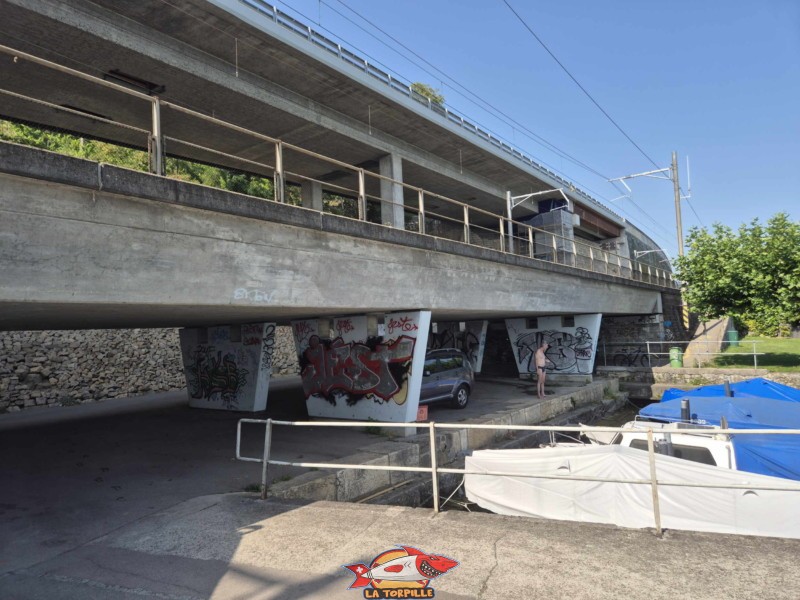 La route et le chemin de fer au-dessus de la plage et du port d'Alfermée. Plage du Port Alfermée, Douanne-Daucher, Twann-Tüscherz.