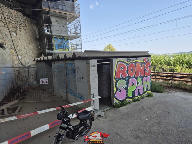 Le bâtiment des toilettes au niveau de la voie du chemin de fer. Plage du Port Alfermée, Douanne-Daucher, Twann-Tüscherz.
