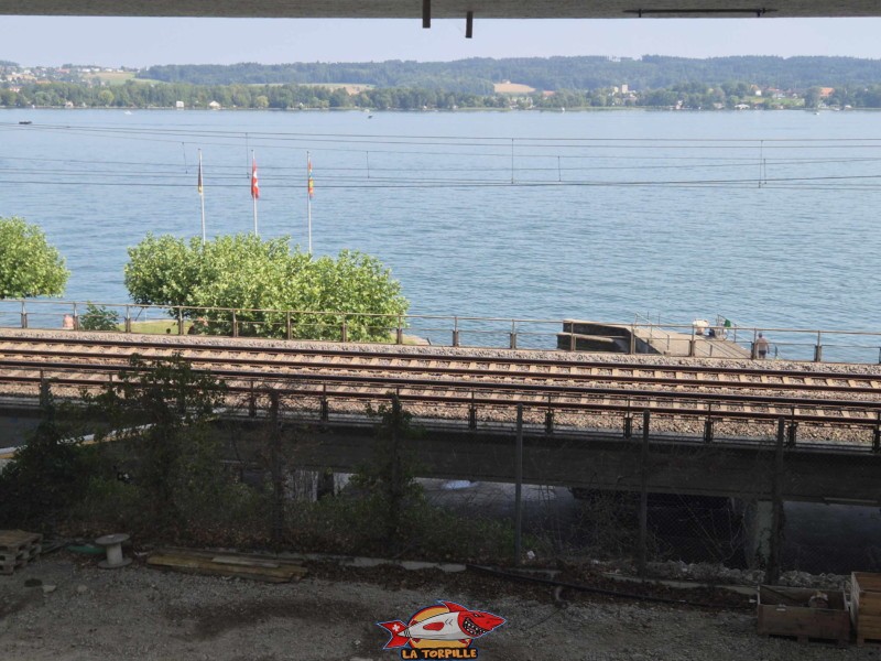 La route et le chemin de fer au-dessus de la plage et du port d'Alfermée. Plage du Port Alfermée, Douanne-Daucher, Twann-Tüscherz.
