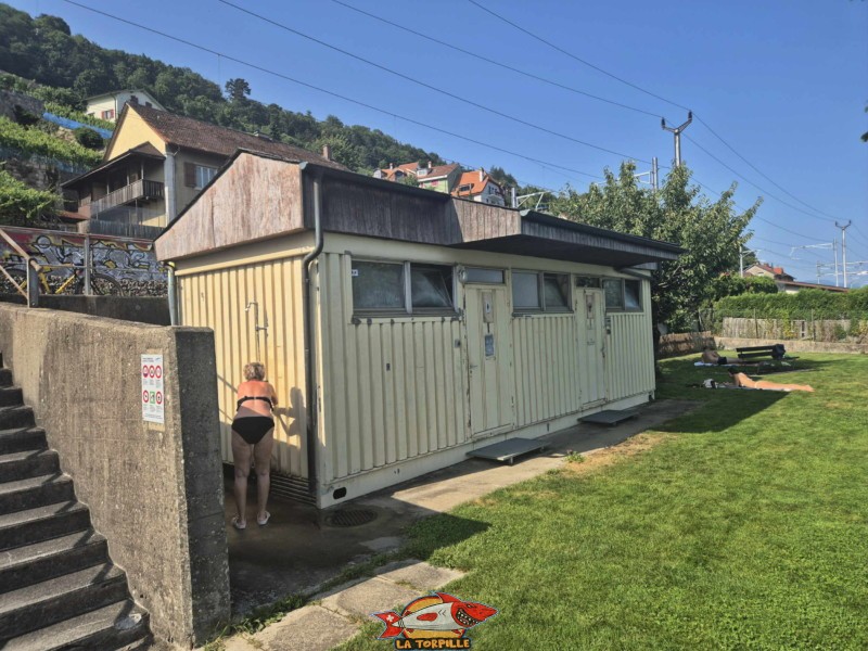 WC, Vestiaires et Douches. La plage de Daucher, Tüscherz, Lac de Bienne.