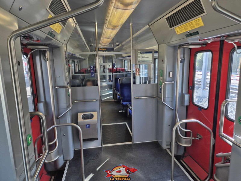 L'intérieur du train. Gorges de Court - Moutier