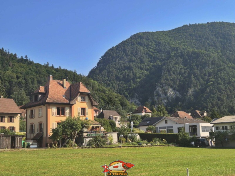 Depuis la gare de Court, on se dirige, en direction du nord-est, vers les gorges. Gorges de Court - Moutier