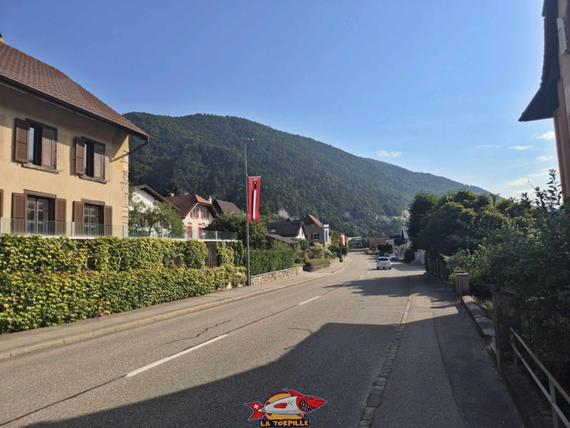 Depuis la gare de Court, on se dirige, en direction du nord-est, vers les gorges. Gorges de Court - Moutier