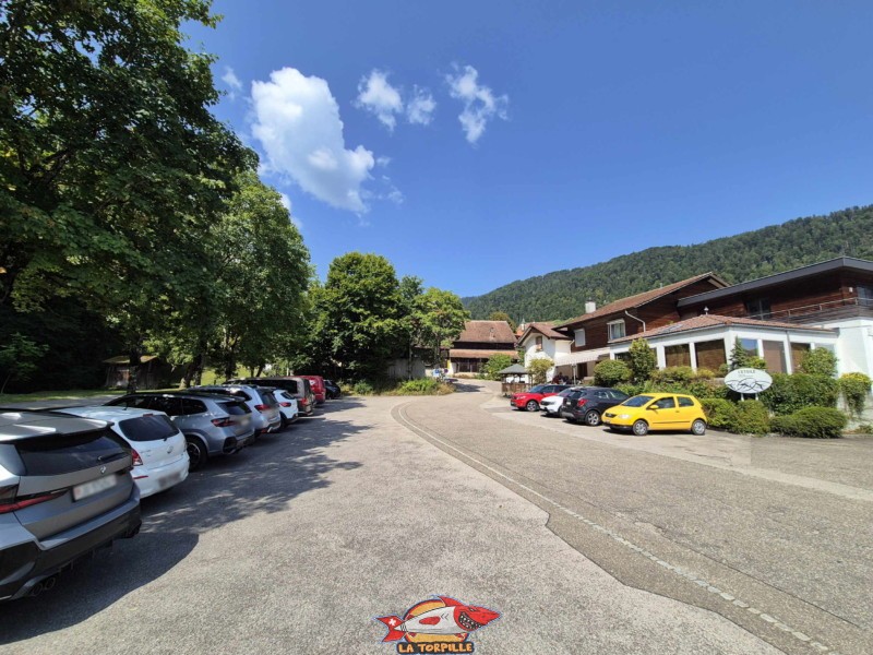 Le parking à côté du restaurant de l'étoile de Perrefitte. Gorges de Perrefitte, Jura bernois.