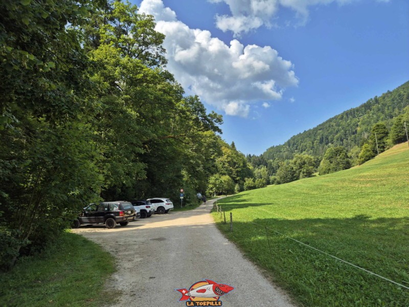 Le parking au début des gorges. Gorges de Perrefitte, Jura bernois.