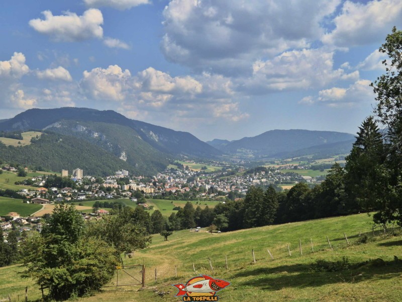 La ville de Moutier en direction de l'ouest. La redescente par le pâturage de Moron avec la vue sur la ville de Moutier.