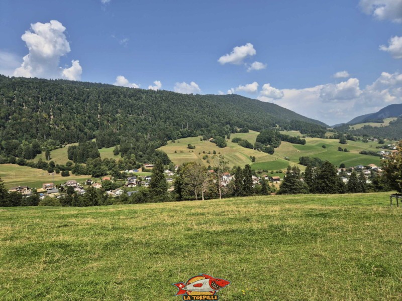 Le village de Perrefitte en direction du nord. La redescente par le pâturage de Moron avec la vue sur la ville de Moutier.