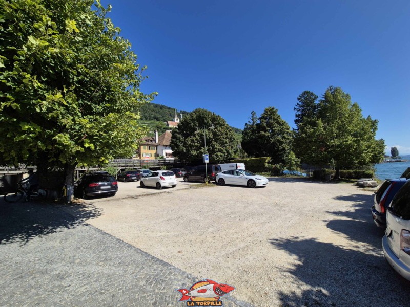 Le parking à côté du débarcadère.