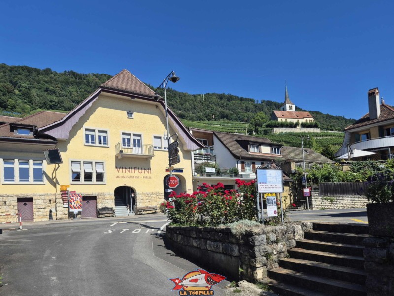 Le bâtiment au rez duquel se trouve le départ du vinifuni, le funiculaire qui relie Gléresse à Prêles dans le Jura bernois.