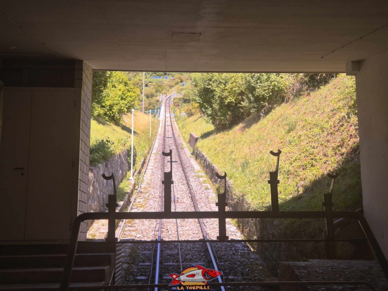 Le départ du Vinifuni, à l'intérieur du village de Gléresse.