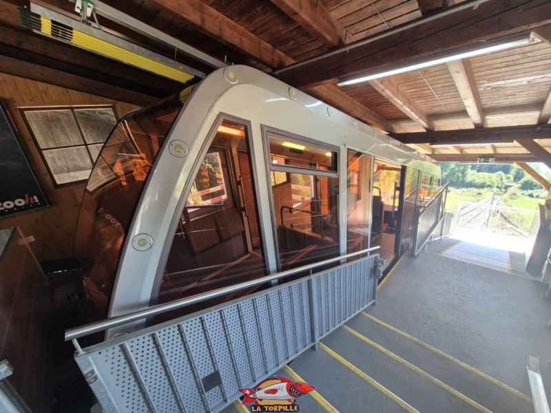 La station supérieure se trouve à Prêles.