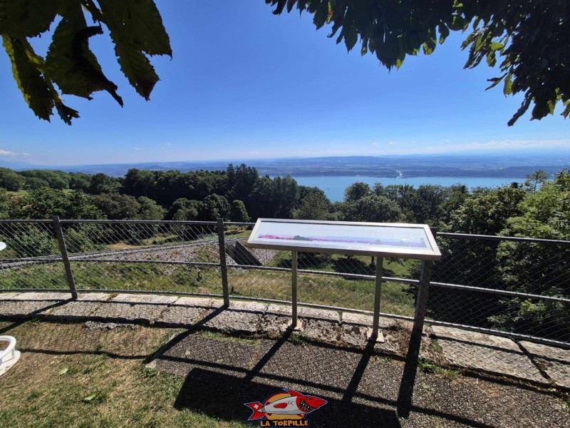 Le magnifique point de vue sur les Alpes au niveau de la station supérieure du funiculaire, à côté du restaurant "La Buvette". Prêles