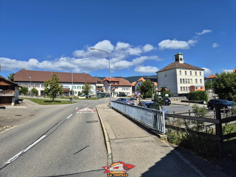 Le passage par le centre du village de Prêles.