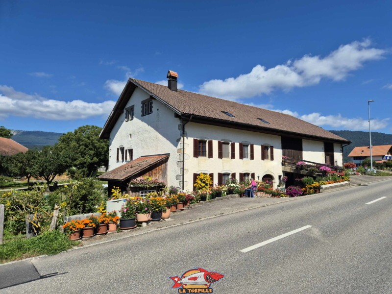 Le passage par le centre du village de Prêles.
