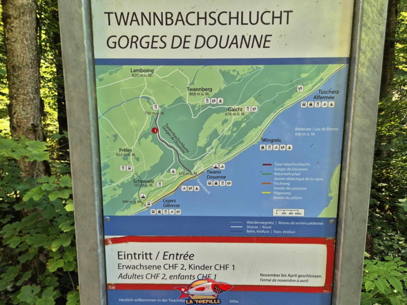 Le panneau à l'entrée du chemin des gorges de Douanne. (Twannbachschlucht en allemand). Gorges de Douanne, région de Bienne, canton de Berne.