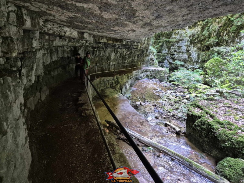 Le parcours du début de la rive gauche jusqu'au premier pont. Gorges de Douanne, région de Bienne, canton de Berne.