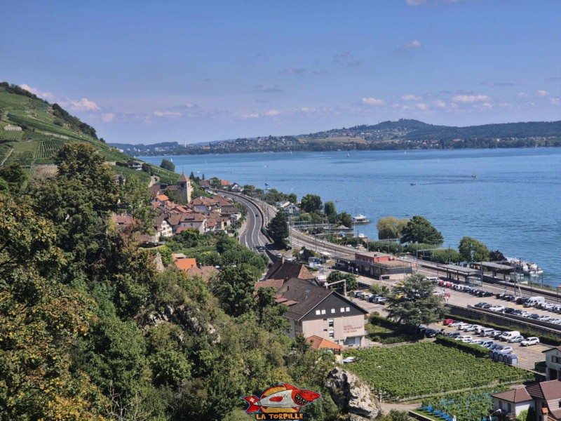 Le débarcadère de Douanne que l'on va rejoindre pour prendre le bateau, sur la droite de l'image.