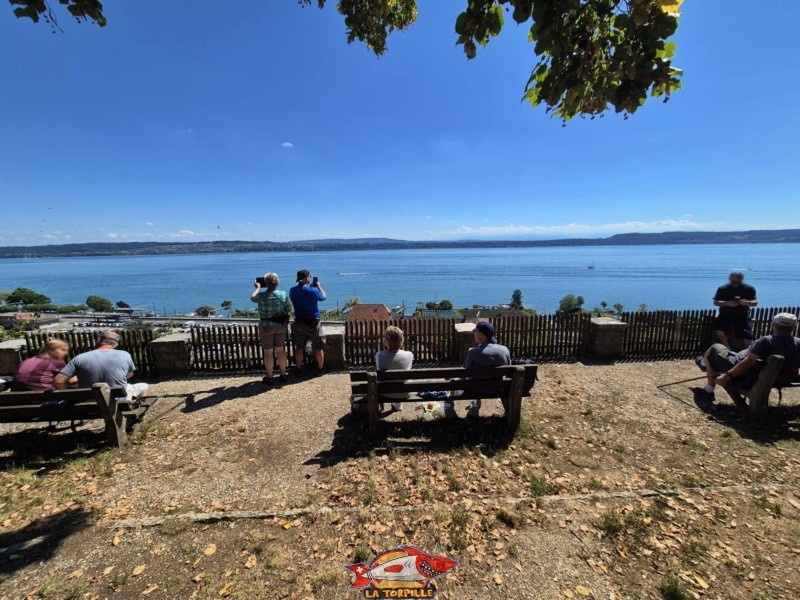 Le belvédère au-dessus de Chlyne Twann avec la magnifique vue sur le lac de Bienne.