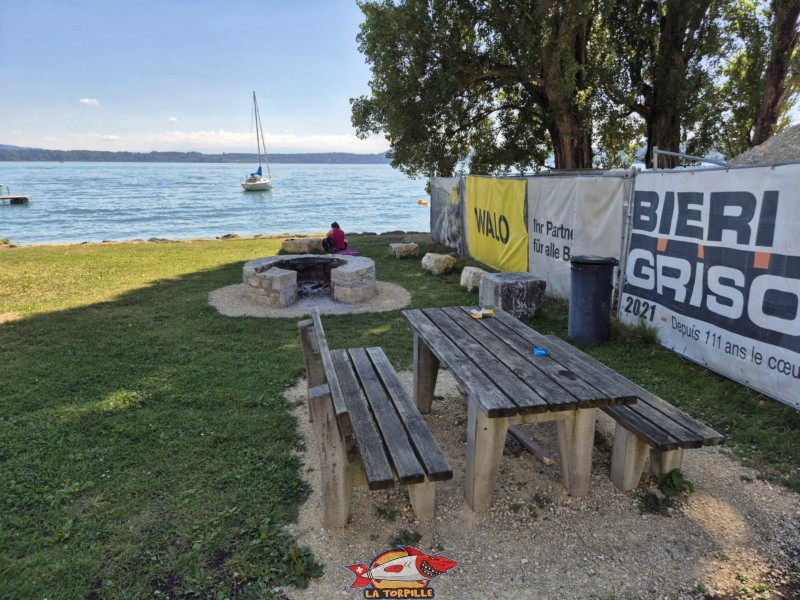 Table de pique-nique et barbecue. Plage de Chlyne Twann, lac de Bienne, Gléresse, Lygerz.
