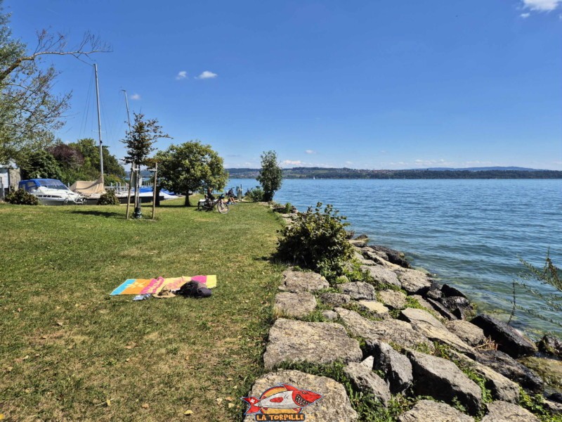 Enrochements. Plage de Chlyne Twann, lac de Bienne, Gléresse, Lygerz.
