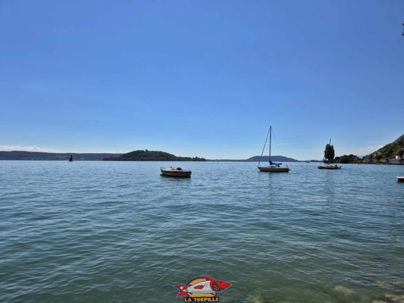 La vue sur les collines de la presqu'île St-Pierre sur la gauche et de Jolimont sur la droite. Plage de Chlyne Twann, lac de Bienne, Gléresse, Lygerz.