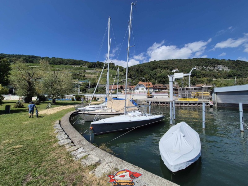 Le port de Chlyne Twann se trouve à l'extrémité est de la plage. Plage de Chlyne Twann, lac de Bienne, Gléresse, Lygerz.