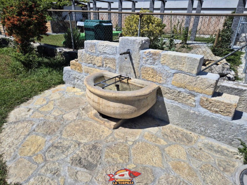 Fontaine. Plage de Chlyne Twann, lac de Bienne, Gléresse, Lygerz.