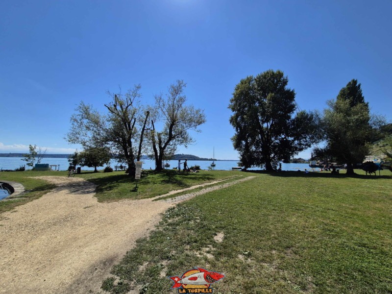 accès à la plage par le port de Chlyne Twann. Plage de Chlyne Twann, lac de Bienne, Gléresse, Lygerz.