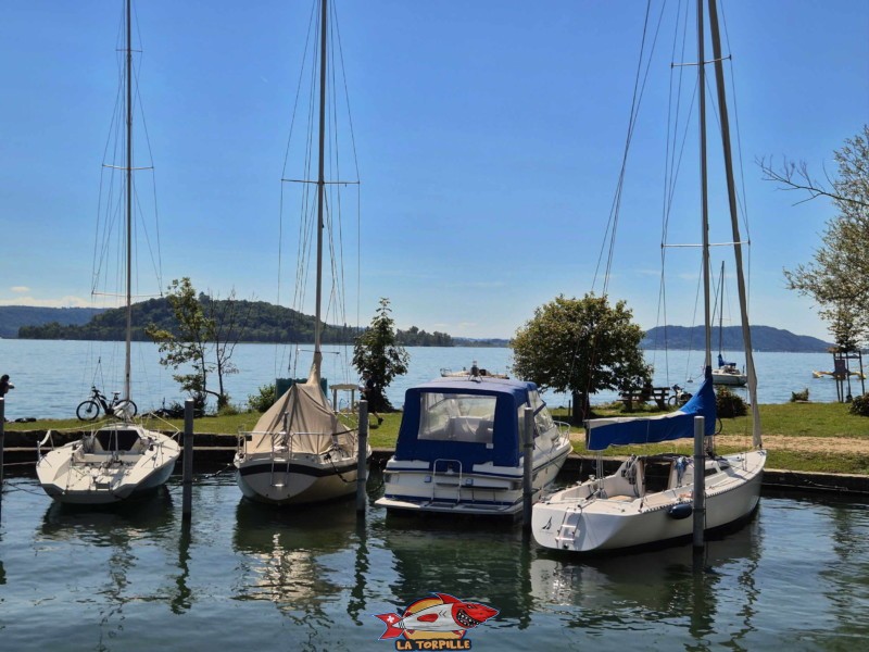 Le port de Chlyne Twann se trouve à l'extrémité est de la plage. Plage de Chlyne Twann, lac de Bienne, Gléresse, Lygerz.