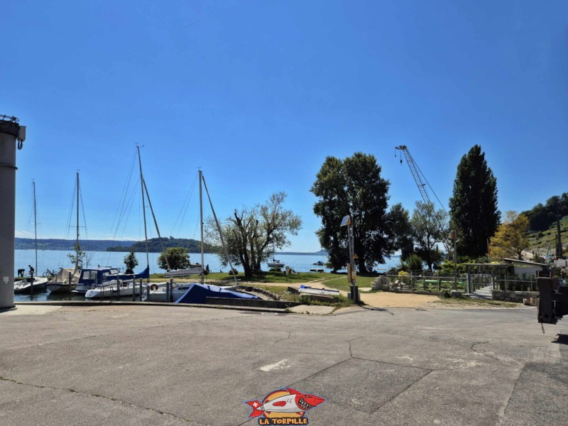 accès à la plage par le port de Chlyne Twann. Plage de Chlyne Twann, lac de Bienne, Gléresse, Lygerz.