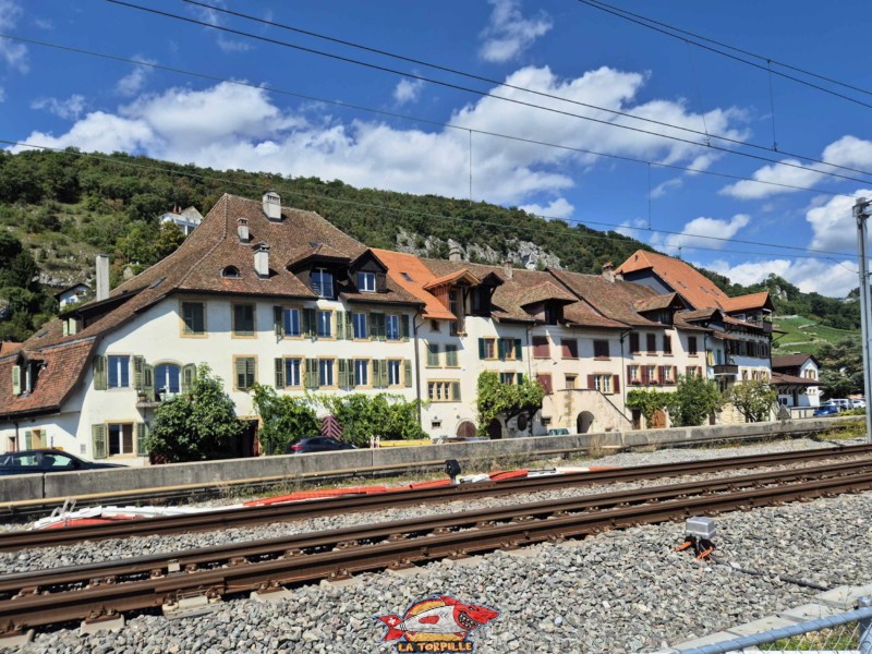 Le village de Chlyne Twann depuis le sentier des Rives.