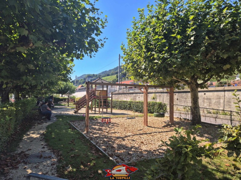 La place de jeux du parc du débarcadère de Douanne. Un parc avec une grande pelouse et une place de jeux se trouve juste à côté du débarcadère de Douanne. La place de jeux du parc du débarcadère de Douanne. Un parc avec une grande pelouse et une place de jeux se trouve juste à côté du débarcadère de Douanne. Commune de Douanne-Daucher, Twann-Tüscher., lac de Bienne.