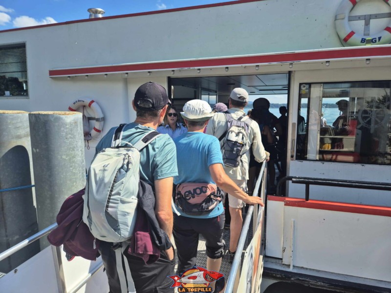 L'entrée dans le bateau au débarcadère de Douanne.