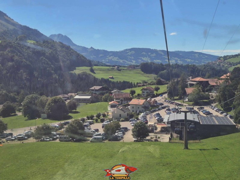 Un grand parking payant se trouve au niveau du départ de la télécabine.