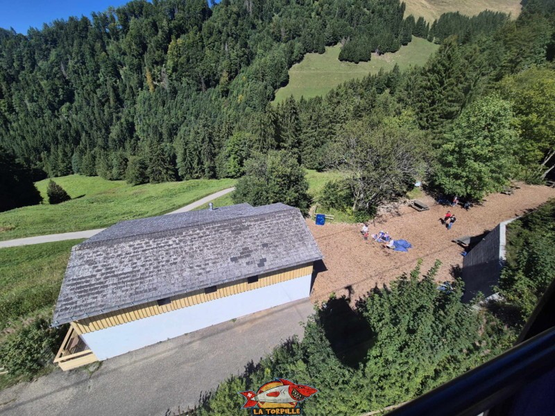 Le tapis se retourne dans le baraquement de l'accrobranche, juste avant la station intermédiaire de la télécabine.