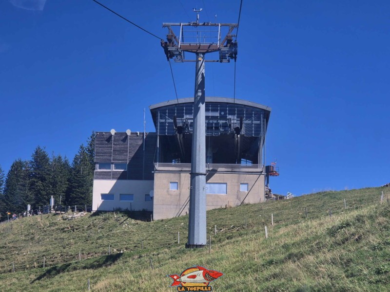 Montée en télécabine. station supérieure.