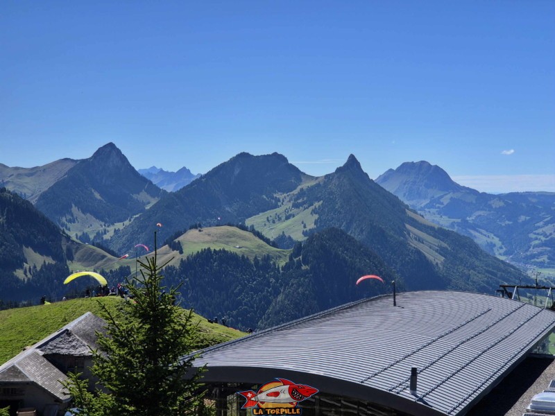 Les Préalpes avec le fameux Moléson sur la droite.