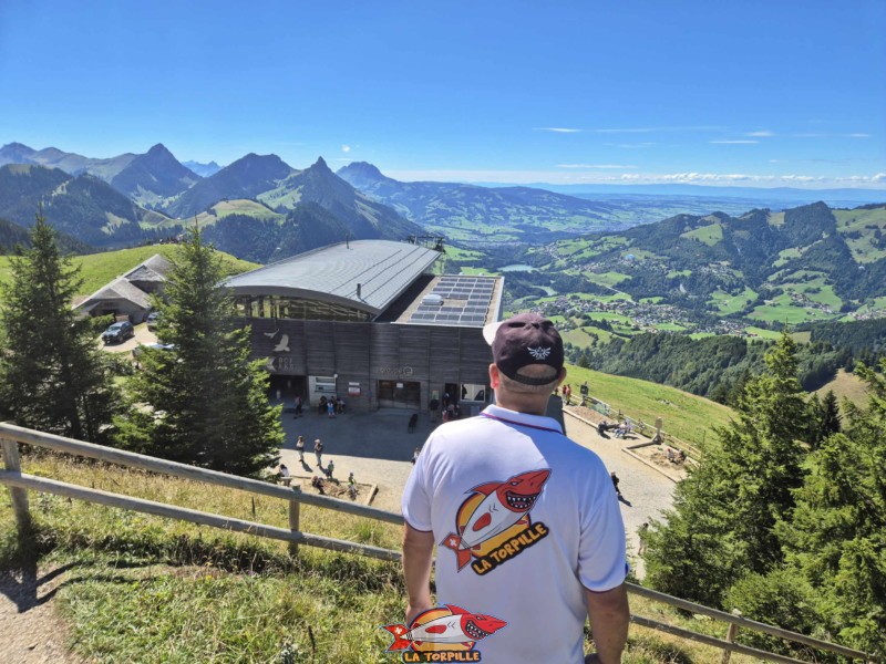 La magnifique vue sur la Gruyère avec la station supérieure de la télécabine.