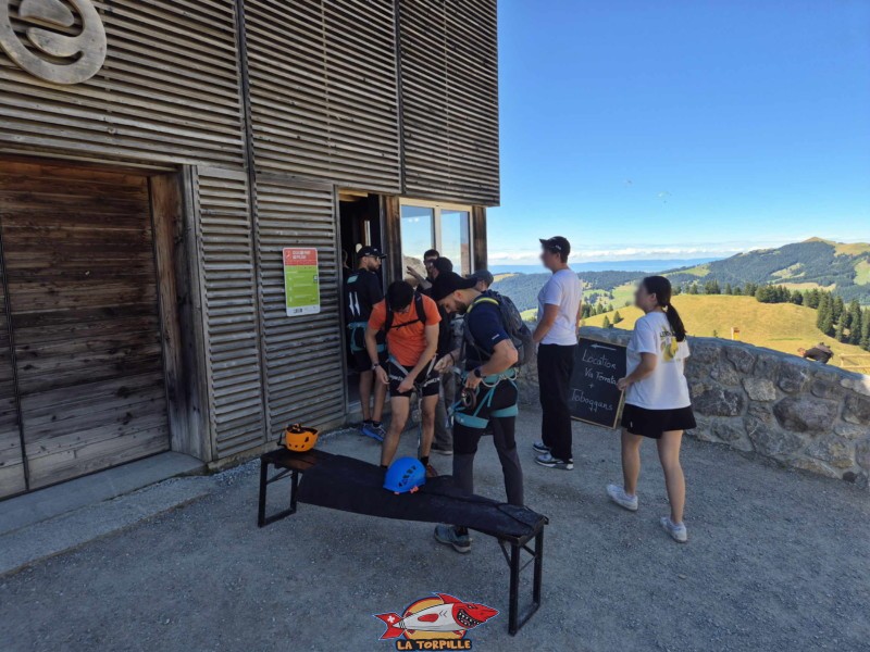 Le tapis de glisse est obligatoire pour pouvoir glisser et va se chercher à la station supérieure de la télécabine. Le local de réception des tapis de glisse.