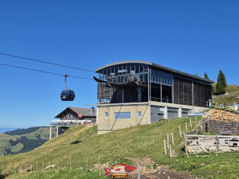 Montée en télécabine. station supérieure.