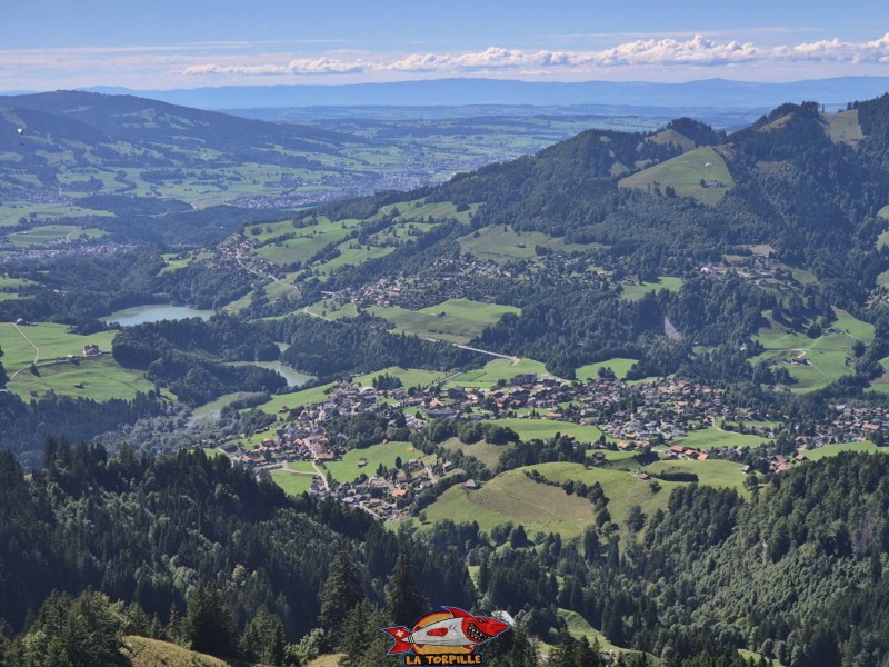 La vue sur Charmey et, sur la gauche, le lac de Montsalvens. Partie supérieure.