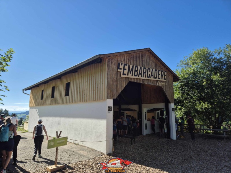 Le tapis se retourne dans le baraquement de l'accrobranche, juste avant la station intermédiaire de la télécabine.