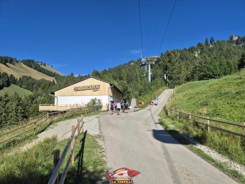 Le tapis se retourne dans le baraquement de l'accrobranche, juste avant la station intermédiaire de la télécabine.